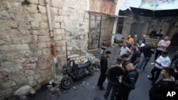 Warga Palestina berkumpul di sekitar sepeda motor yang menurut kelompok militan Palestina Den of Lions dipasangi bahan peledak, menewaskan salah satu pejuang utamanya, Tamer al-Kilani, saat ia berjalan melewati kawasan tersebut di Kota Nablus, Tepi Barat, 23 Oktober 2022.