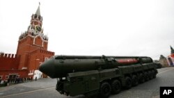 FILE - Peluncur rudal balistik antarbenua Topol M Rusia meluncur di Lapangan Merah selama parade militer Hari Kemenangan untuk merayakan 72 tahun sejak akhir Perang Dunia II dan kekalahan Nazi Jerman, di Moskow, Rusia pada 9 Mei 2017. (AP/Alexander Zemlianichenko, File)