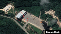 동창리 서해위성발사장 내 이동식 조립건물(원 안)이 붉은 사각형 지점으로 이동한 것으로 나타났다. 자료=Maxar Technologies / Google Earth