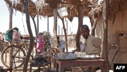 Abdallah Ibrahim envoie plusieurs de ses sept enfants travailler. Certains l'aident dans son café, tandis que d'autres ont trouvé un emploi dans une boulangerie.