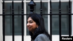 Menteri Dalam Negeri Inggris Suella Braverman berjalan di luar 10 Downing Street di London, Inggris, pada 18 Oktober 2022. (Foto: Reuters/Toby Melville)