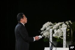 នាយករដ្ឋមន្ត្រី​ជប៉ុន លោក Fumio Kishida ថ្លែង​សុន្ទរកថា​ក្នុង​អំឡុងពេល​នៃ​ពិធី​បុណ្យសព​ផ្លូវ​រដ្ឋ​របស់​អតីត​នាយករដ្ឋមន្ត្រី​ជប៉ុនលោក Shinzo Abe ក្នុង​ទីក្រុង​តូក្យូ ប្រទេស​ជប៉ុន ថ្ងៃទី ២៧ ខែកញ្ញា ឆ្នាំ២០២២។