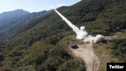 주한미군이 21일(한반도 시각) 공개한 야전포병 실사격 훈련 장면 (주한미군 공식 트위터)