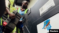 Basali ba CENI, misala mya maponami, bazali komema sanduku ya machine ya kopona, Kinshasa, RDC, 28 décembre 2018.