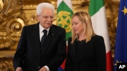Presiden Italia Sergio Mattarella (kiri) berbincang dengan Perdana Menteri Italia yang baru Giorgia Meloni dalam acara pelantikan Meloni di istana kepresidenan Quirinal di Roma, Italia, pada 22 Oktober 2022. (Foto: AP/Alessandra Tarantino)