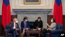 Presiden Taiwan Tsai Ing-wen, kanan, berbicara dengan Klaus-Peter Willsch, ketua delegasi kelompok persahabatan parlemen Jerman-Taiwan saat berkunjung ke Kantor Kepresidenan di Taipei, Taiwan, Senin, 3 Oktober 2022. (Foto: via AP)