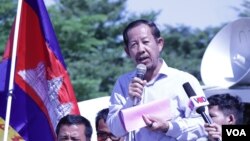 រូបឯកសារ៖ លោក រ៉ុង ឈុន ទីប្រឹក្សារបស់សមាគមគ្រូបង្រៀនកម្ពុជាឯករាជ្យ ថ្លែងសុន្ទរកថាទៅកាន់អ្នកចូលរួមក្នុងទិវាគ្រូបង្រៀនពិភពលោកឆ្នាំ២០២២ នៅទីលានប្រជាធិបតេយ្យ ខណ្ឌឬស្សីកែវ រាជធានីភ្នំពេញ នៅថ្ងៃទី០៥ ខែតុលា ឆ្នាំ២០២២។ (លាស់ លីបលីប/ វីអូអេ)