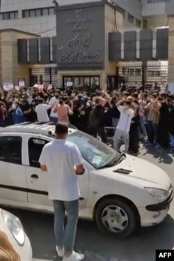Wanafunzi wakiandamana nje ya Chuo Kikuu mjini Tehran.