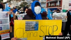 Anggota komunitas Uighur yang tinggal di Turki, menggelar demonstrasi di Istanbul, 10 Februari 2021. Investigasi Kongres AS sebut BMW, Jaguar Land Rover, dan Volkswagen menggunakan komponen dari pemasok China yang dilarang karena dugaan kerja paksa. (Foto: AP/Mehmet Guzel)