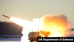 美国陆军的‘海马斯’M142高机动性多管火箭炮系统在位于阿拉斯加州的一次演习中发射火箭炮。（2022年10月22日）