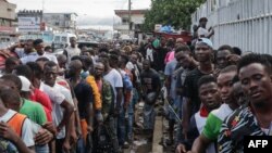 Longues files d’attente pour se procurer du riz chez un grossiste à Monrovia, au Liberia, le 5 octobre 2022.