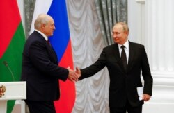 Presiden Rusia Vladimir Putin (kanan) saat bertemu dengan Presiden Belarus Lukashenko di Moskow, 9 September 2021. (REUTERS)