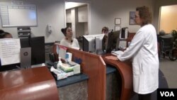 Clinic founder Dr. Fern Hauck consults with staff at a reception area at the International Family Medicine Clinic. (J.Soh/VOA)