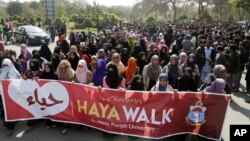 Mahasiswa Universitas Punjab berunjuk rasa menolak perayaan Hari Valentine di Lahore, Pakistan.