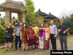 Sutradara Livi Zheng bersama para kru dan pemain film "Bali: Beats of Paradise" di Bali (Dok: Livi Zheng)