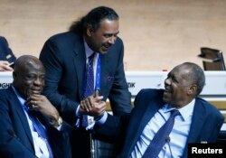 Constant Omari, président de la Fédération congolaise de football (Fecofa), à gauche, discute avec l’ancien président de la Confédération africaine de football (Caf), Issa Ayatou, à droite