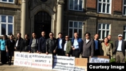 中国海外民运领袖魏京生（中间着皮衣者）等在哥本哈根丹麦国家警察部（即国际刑警组织在丹麦相应组织）前抗议。（魏京生基金会提供）