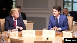 Perdana Menteri Kanada, Justin Trudeau (kanan) dan Presiden Amerika Serikat, Donald Trump saat bertemu di KTT G7, di La Malbaie, Charlevoix, Quebec, Kanada, 8 Juni 2018. (Foto: dok).