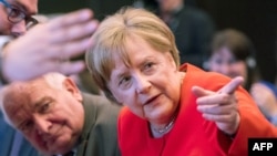 La chancelière allemande Angela Merkel (à droite) lors d'une réunion du Parti populaire européen (PPE) à Munich, Allemagne, 6 juin 2018.