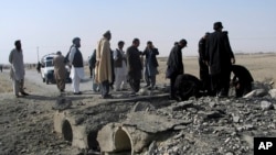 Petugas keamanan Pakistan memeriksa lokasi serangan bom di Chaman, dekat perbatasan Afghanistan (foto: dok). Ledakan terbaru di Chaman menewaskan seorang kepala polisi setempat. 