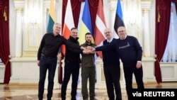 Presiden Ukraina Volodymyr Zelenskyy (tengah) menerima para pemimpin Baltik dan Presiden Polandia di Kyiv, Ukraina hari Rabu (13/4).