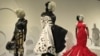 Kostum dari film "Cruella" dipamerkan di Museum Fashion Institute of Design and Merchandising atau FIDM di Los Angeles (foto: VOA)