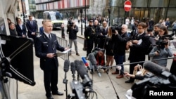 رئیس مبارزه با تروریسم در پلیس کلانشهر لندن، مت جوکس در حال صحبت برای خبرنگاران 