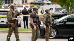 Specijalne snage ispred tržnog centra u Kolumbiji, Južna Karolina (Foto: AP/Sean Rayford)