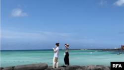 한국 제주도에서 여행을 즐기는 탈북 여성 김서영 씨와 이수진 씨. 