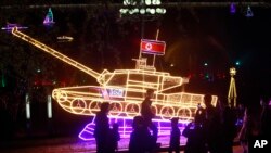 Warga mengunjungi festival cahaya dalam rangka memperingati 110 tahun kelahiran mendiang pemimpin mereka Kim Il-sung di Lapangan Kim Il Sung, Pyongyang, Korea Utara, Kamis, 14 April 2022. (AP/Cha Song Ho)