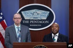 Dr. John F. Huth (kiri), Intelijen Pertahanan DIA untuk Luar Angkasa dan Kontraantariksa dan Kevin Ryder, Analis Intelijen Pertahanan Senior DIA untuk Luar Angkasa dan Kontraantariksa, dalam pengarahan di Pentagon, Washington, Selasa, 12 April 2022.