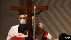 Paus Fransiskus mencium Salib San Marcello pada Jumat Agung, 15 April 2022 di Basilika Santo Petrus di Vatikan. (Foto: AFP)