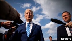 조 바이든 미국 대통령이 12일 아이오와주 디모인 국제공항에서 기자들과 환담하고 있다. 