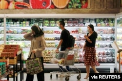 Warga menggunakan masker pelindung saat berbelanja di Food Hall Supermarket di tengah wabah COVID-19 di Jakarta, 2 Juli 2020. (Foto: REUTERS/Ajeng Dinar Ulfiana)