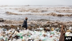 Près de 4.000 maisons ont été détruites, plus de 13.500 endommagées. De nombreux hôpitaux ont été dégradés, et plus de 550 écoles touchées.