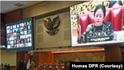 Ketua DPR RI Puan Maharani memimpin Sidang Paripurna yang menyetujui RUU tiga provinsi baru di Papua, 12 April 2023. (Foto Humas DPR)