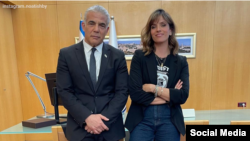 نوا تیشبی (راست) در کنار یائیر لاپید، وزیر خارجه اسرائیل.