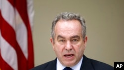 资料照：2012年12月13日，时任美国负责东亚及太平洋事务的助理国务卿坎贝尔在美国驻在马来西亚吉隆坡的大使馆发表讲话。（美联社）