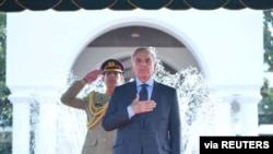 셰바즈 샤리프 파키스탄 신임 총리가 지난 12일 이슬라마바드 총리 관저에서 의장대를 사열하고 있다.