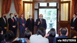 밥 메넨데즈 미국 상원 외교위원장(가운데)와 외교위 소속 의원들이 지난 4월 타이완을 방문했다.