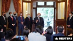 밥 메넨데즈 미국 상원 외교위원장(가운데)와 외교위 소속 의원들이 지난 4월 타이완을 방문했다.