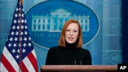 Juru bicara Gedung Putih Jen Psaki berbicara dalam konferensi pers di Gedung Putih, Washington, pada 18 April 2022. (Foto: AP/Susan Walsh)