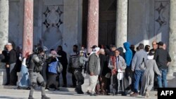 Warga Palestina diamankan polisi Israel selama bentrokan di kompleks Masjid Al-Aqsa Yerusalem, pada 15 April 2022. (Foto: AFP)