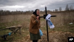 Nadja Trubčaninova na sahrani sina Vadima, koji je ubijen u Buči