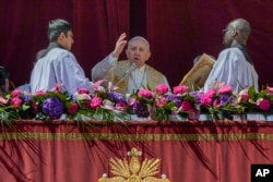 프란치스코(가운데) 교황이 17일 바티칸 성베드로 광장에서 부활절 미사를 집전하고 있다.