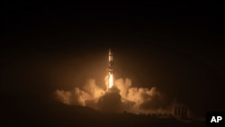 Rookkeetti 'SpaceX Falcon 9 ' ergama NROL-85 jedhame qabatee buufata hawaa Vandenbargi irraa gara hawaaa ergamte, Kaalifoorniyaa, Ebla 17, 2022. 