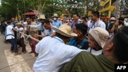 ប្រជាពលរដ្ឋខ្មែរលែងល្បែងប្រជាប្រិយខ្មែរទាញព្រ័ត្រ ក្នុងឱកាសអបអរសាទរពិធីបុណ្យចូលឆ្នាំខ្មែរ នៅវត្តចៅសាយទេវតា ក្នុងខេត្តសៀមរាប ថ្ងៃទី ១៤ ខែមេសា ឆ្នាំ ២០២២។ (AFP)