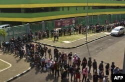 Warga antre untuk suntik booster Astrazaneca COVID-19 di Bekasi, Jawa Barat, 29 Maret 2022. (REZAS/AFP)