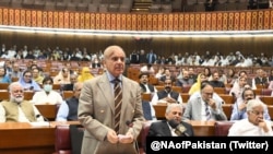 Kabinet Perdana Menteri Pakistan yang baru terpilih, Shahbaz Sharif, dilantik, Selasa (19/4), dalam upacara singkat. (Foto: @NAofPakistan/Twitter)