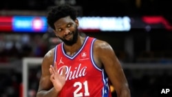 Joel Embiid des Philadelphia 76ers lors d'un match contre les Bulls de Chicago, USA, le 6 novembre 2021
